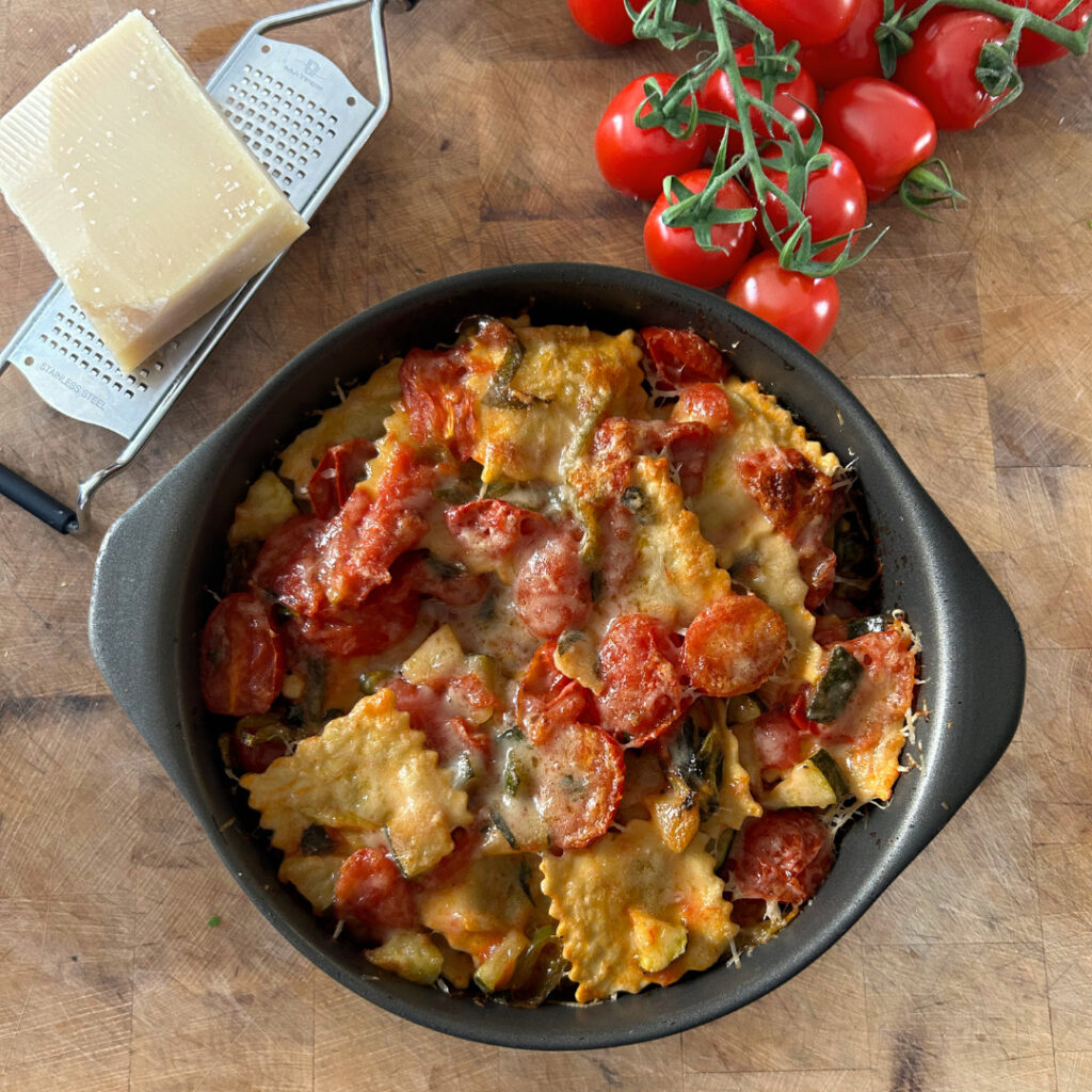 photo de gratins de ravioles blettes chèvres à la tomate et la courgette